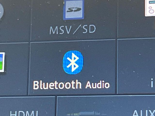 ��Bluetooth:���莝���̃X�}�[�g�t�H���ȂǂƐڑ����A�n���Y�t���[�ʘb��Տꊴ����~���[�W�b�N�Đ������y���݂��������܂��B�����ڑ��ł��̂Ŕς킵��������܂����