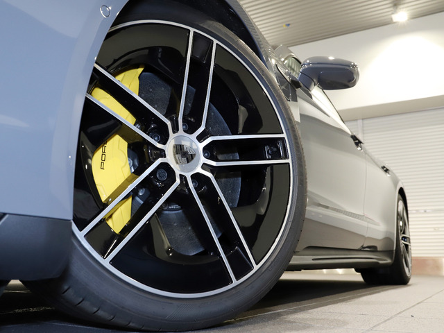 タイカンターボS 4シート 4WD