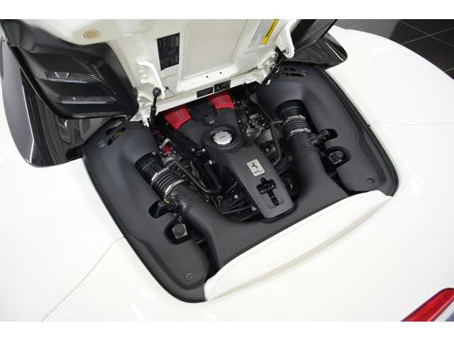 3.9L V�^8�C��DOHC�c�C���^�[�{�A670ps/77.5kgm�A�S��&times;�S��&times;�S��mm 4568&times;1952&times;1211mm�A�ԗ��d�� 1420kg(�����d��)