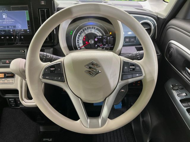 �C���e���A�ɍ��킹���f�U�C���̃X�e�A�����O�́A�^�]�������̂��Ƃ��l���A�^�]���₷���`��A�傫���ł��B�����x�A���ۂɐG���Ă��m���߂��������B