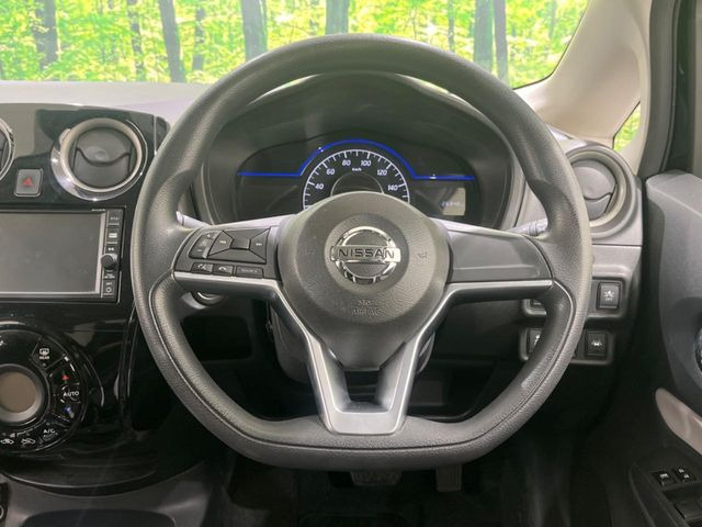 �C���e���A�ɍ��킹���f�U�C���̃X�e�A�����O�́A�^�]�������̂��Ƃ��l���A�^�]���₷���`��A�傫���ł��B�����x�A���ۂɐG���Ă��m���߂��������B