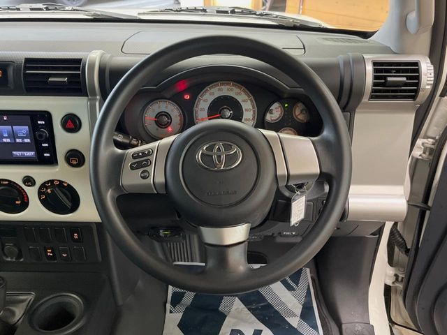 �C���e���A�ɍ��킹���f�U�C���̃X�e�A�����O�́A�^�]�������̂��Ƃ��l���A�^�]���₷���`��A�傫���ł��B�����x�A���ۂɐG���Ă��m���߂��������B