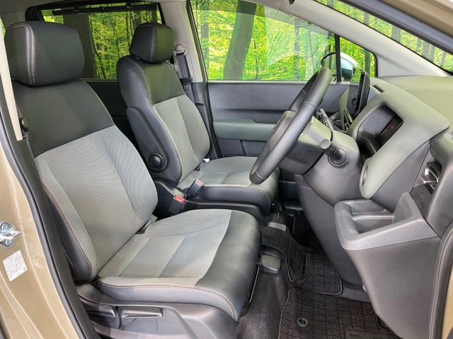 【合皮レザーシート】汚れのふき取りが容易でメンテナンスもが簡単な、機能性に優れる合成皮革を採用した上質なシートです。座り心地もよく、高級感あふれる心地良い車内空間を演出してくれます。