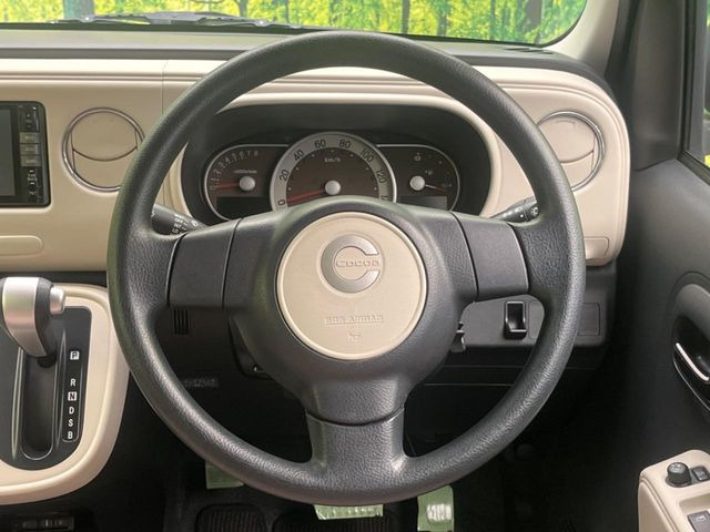�C���e���A�ɍ��킹���f�U�C���̃X�e�A�����O�́A�^�]�������̂��Ƃ��l���A�^�]���₷���`��A�傫���ł��B�����x�A���ۂɐG���Ă��m���߂��������B