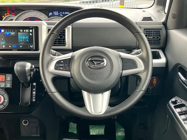 �C���e���A�ɍ��킹���f�U�C���̃X�e�A�����O�́A�^�]�������̂��Ƃ��l���A�^�]���₷���`��A�傫���ł��B�����x�A���ۂɐG���Ă��m���߂��������B