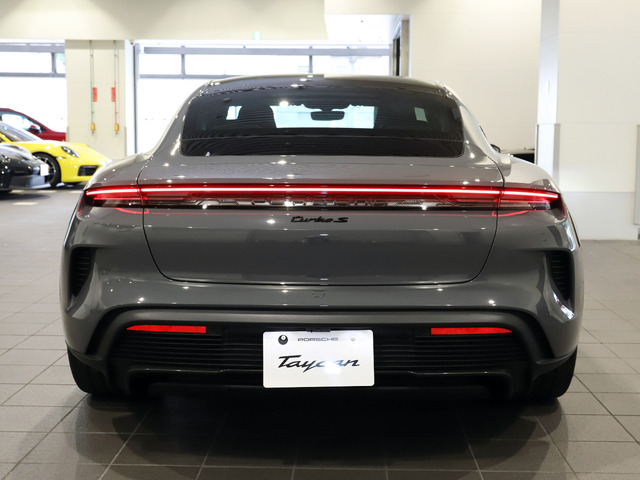 タイカンターボS 4シート 4WD