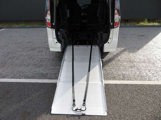 セレナ1.2 e-POWER ハイウェイスターV チェアキャブ スロープタイプ 車いす1名 サード仕様