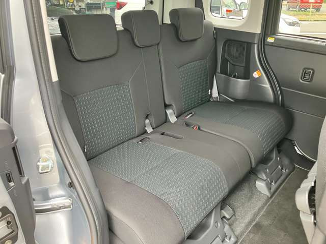 ☆身体に合わせて前後や角度が調整できるリアシート☆大人が乗っても足が組めるほど余裕の広さです☆