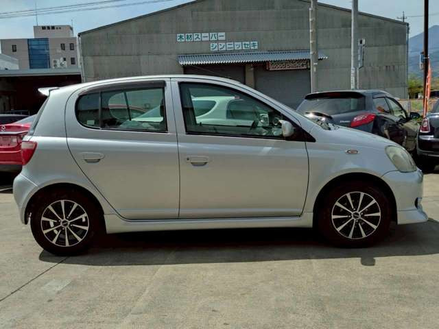 ヴィッツ1.3 F Dパッケージ 4WD