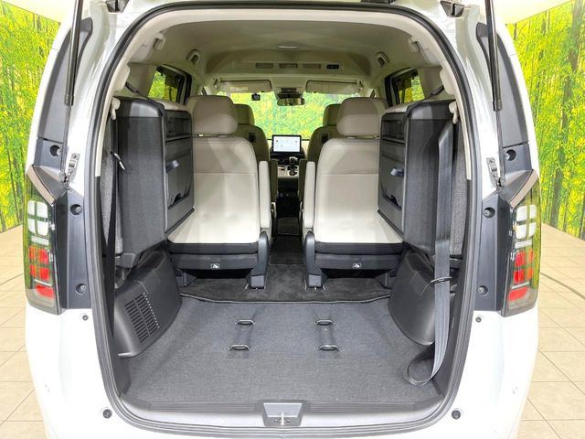 普段のお買い物や通勤、送迎等に十分な荷室スペースを確保しております。セカンドシートを倒すと、大きな荷物の積載も可能です♪