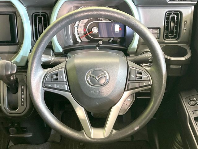 �C���e���A�ɍ��킹���f�U�C���̃X�e�A�����O�́A�^�]�������̂��Ƃ��l���A�^�]���₷���`��A�傫���ł��B�����x�A���ۂɐG���Ă��m���߂��������B