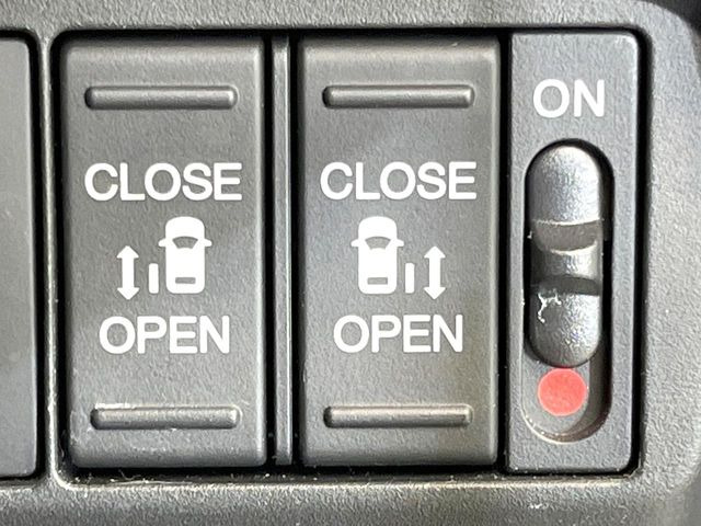 【両側パワースライドドア】スマートキーや運転席のスイッチで後席両側スライドドアの開閉が可能♪電動だから力を入れてドアを開ける必要が無く、小さなお子様でも簡単に開け閉めでき快適です♪