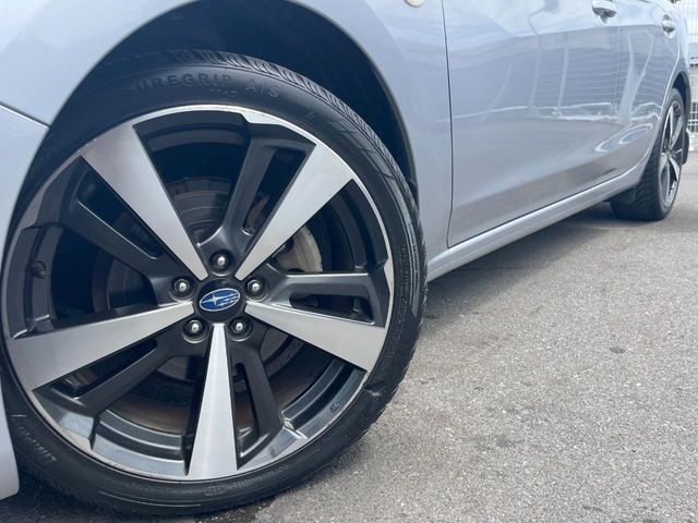 【上級グレード18インチアルミホイール】外観にマッチした純正アルミホイールを装着しております。各種社外アルミホイールや、スタッドレスタイヤも取扱いしております。是非ご相談ください♪