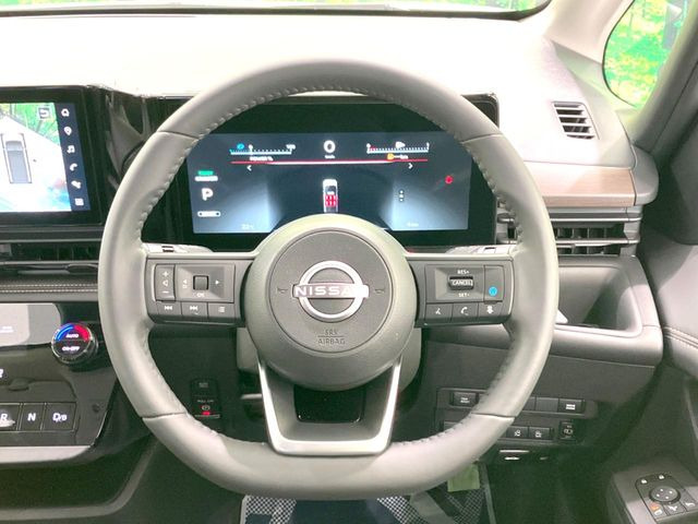 �C���e���A�ɍ��킹���f�U�C���̃X�e�A�����O�́A�^�]�������̂��Ƃ��l���A�^�]���₷���`��A�傫���ł��B�����x�A���ۂɐG���Ă��m���߂��������B