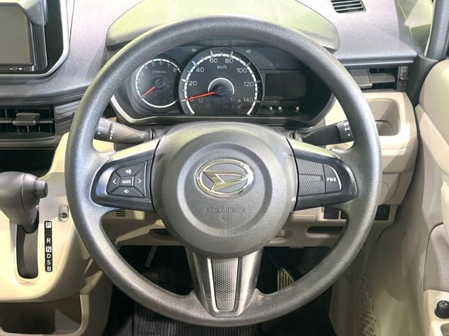 �C���e���A�ɍ��킹���f�U�C���̃X�e�A�����O�́A�^�]�������̂��Ƃ��l���A�^�]���₷���`��A�傫���ł��B�����x�A���ۂɐG���Ă��m���߂��������B