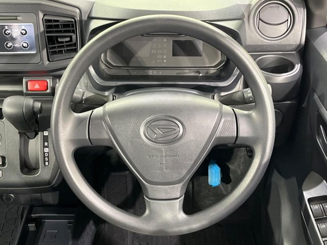 �C���e���A�ɍ��킹���f�U�C���̃X�e�A�����O�́A�^�]�������̂��Ƃ��l���A�^�]���₷���`��A�傫���ł��B�����x�A���ۂɐG���Ă��m���߂��������B