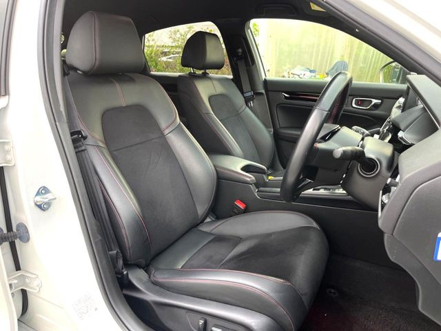 【ハーフレザーシート】高級感と座り心地を両立した人気のシート♪背面・座面はスエード調となっており、肌触りや滑りにくさに優れています。気温や服装に左右されず快適にお乗りいただけます。