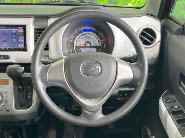 �C���e���A�ɍ��킹���f�U�C���̃X�e�A�����O�́A�^�]�������̂��Ƃ��l���A�^�]���₷���`��A�傫���ł��B�����x�A���ۂɐG���Ă��m���߂��������B