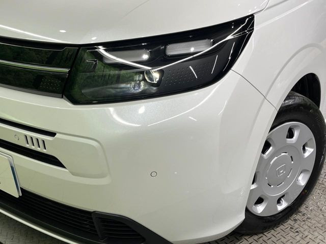 【LEDヘッドライト】悪天候や夜間走行時も良好な視界を確保し安心して運転できる高輝度LEDヘッドライトを装備!点灯速度が早く、消費電力も抑えられています。