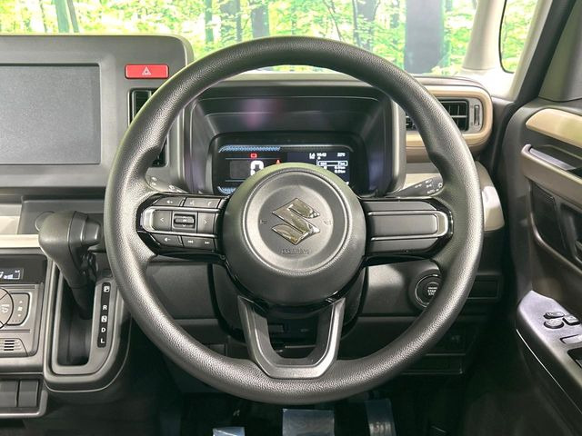 �C���e���A�ɍ��킹���f�U�C���̃X�e�A�����O�́A�^�]�������̂��Ƃ��l���A�^�]���₷���`��A�傫���ł��B�����x�A���ۂɐG���Ă��m���߂��������B