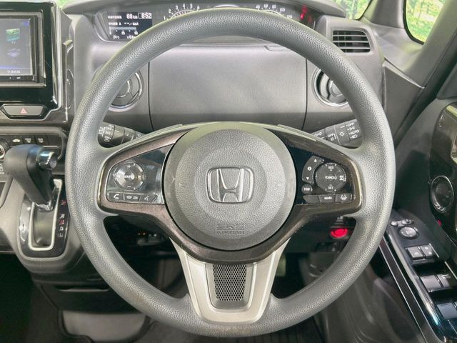 �C���e���A�ɍ��킹���f�U�C���̃X�e�A�����O�́A�^�]�������̂��Ƃ��l���A�^�]���₷���`��A�傫���ł��B�����x�A���ۂɐG���Ă��m���߂��������B