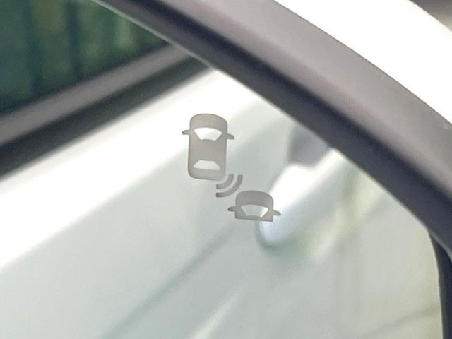 【ブラインドスポットインフォメーション】走行中、ドアミラーの死角になりやすい箇所に後続車が接近するとサイドミラー付近に警告を表示、ドライバーに注意喚起をしてくれます。