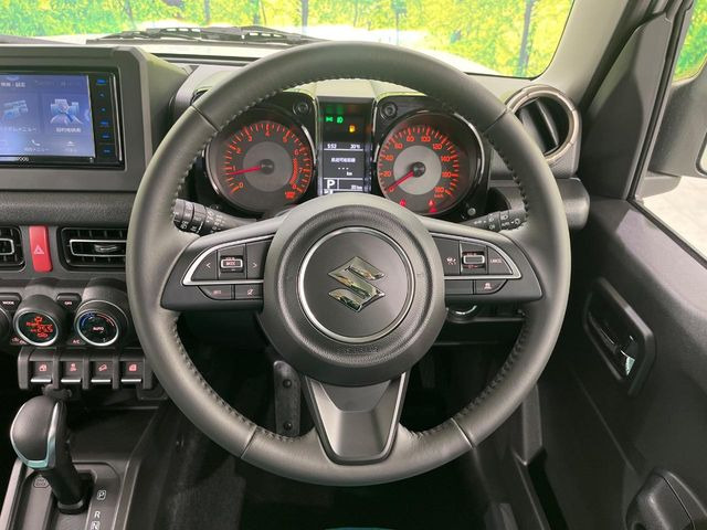 �C���e���A�ɍ��킹���f�U�C���̃X�e�A�����O�́A�^�]�������̂��Ƃ��l���A�^�]���₷���`��A�傫���ł��B�����x�A���ۂɐG���Ă��m���߂��������B