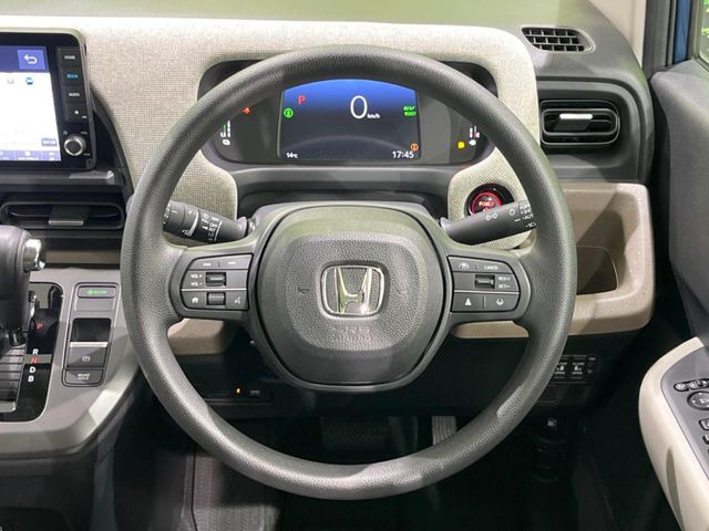 ステアリングも使用感が少なく、きれいな状態となっております♪