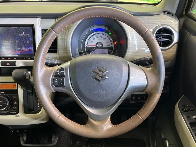 �C���e���A�ɍ��킹���f�U�C���̃X�e�A�����O�́A�^�]�������̂��Ƃ��l���A�^�]���₷���`��A�傫���ł��B�����x�A���ۂɐG���Ă��m���߂��������B