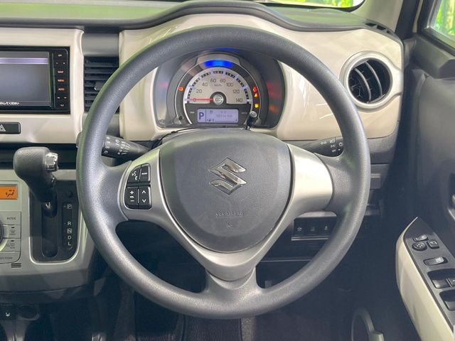 �C���e���A�ɍ��킹���f�U�C���̃X�e�A�����O�́A�^�]�������̂��Ƃ��l���A�^�]���₷���`��A�傫���ł��B�����x�A���ۂɐG���Ă��m���߂��������B
