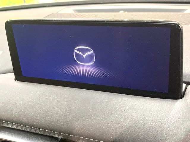 【12.3インチマツダコネクト】車内の雰囲気にマッチした大型ディスプレイ。スマホ接続でのナビ使用やBluetooth再生等、様々な機能が楽しめます。直感的なダイヤル操作が可能で、使い勝手も良好です。