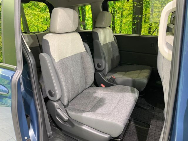 二列目中央はウォークスルーとなっております。二列目と三列目の移動や乗り降りがとっても楽になるので、乗り降りの際もストレスを感じることはありません♪