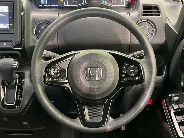 �C���e���A�ɍ��킹���f�U�C���̃X�e�A�����O�́A�^�]�������̂��Ƃ��l���A�^�]���₷���`��A�傫���ł��B�����x�A���ۂɐG���Ă��m���߂��������B