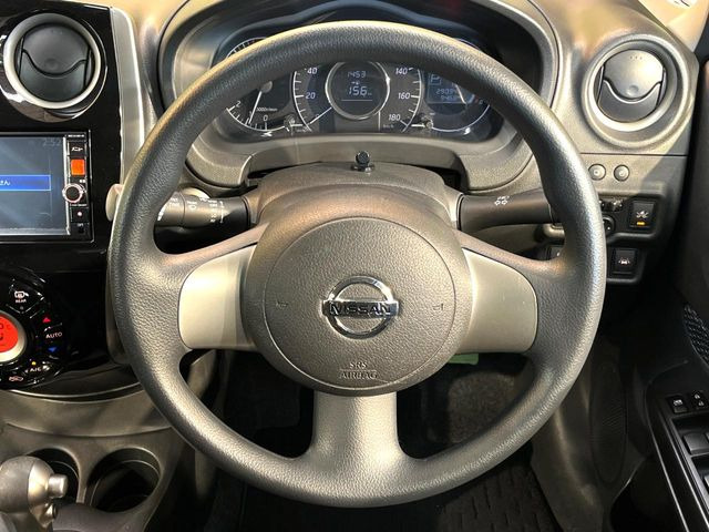 �C���e���A�ɍ��킹���f�U�C���̃X�e�A�����O�́A�^�]�������̂��Ƃ��l���A�^�]���₷���`��A�傫���ł��B�����x�A���ۂɐG���Ă��m���߂��������B