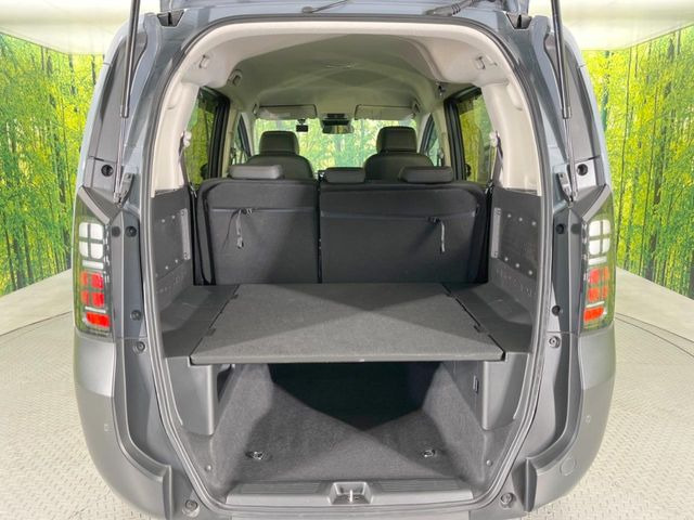 普段のお買い物や通勤、送迎等に十分な荷室スペースを確保しております。セカンドシートを倒すと、大きな荷物の積載も可能です♪