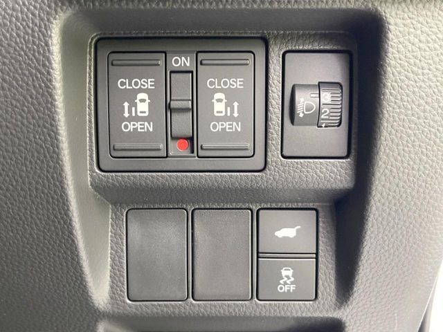 【両側パワースライドドア】スマートキーや運転席のスイッチで後席両側スライドドアの開閉が可能♪電動だから力を入れてドアを開ける必要が無く、小さなお子様でも簡単に開け閉めでき快適です♪