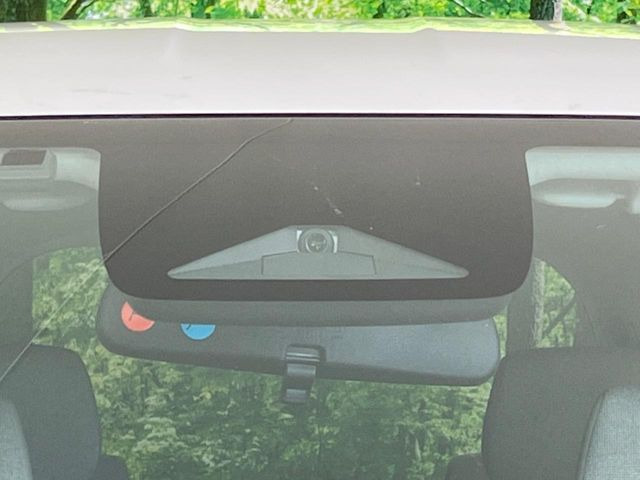 【ホンダセンシング】走行中に前方の車両等を認識し、衝突しそうな時は警報とブレーキで衝突回避と被害軽減をアシスト。より安全にドライブをお楽しみいただけます。