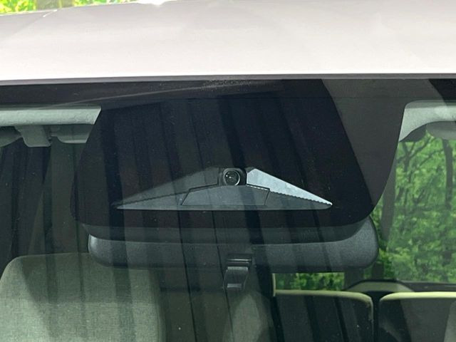 【ホンダセンシング】走行中に前方の車両等を認識し、衝突しそうな時は警報とブレーキで衝突回避と被害軽減をアシスト。より安全にドライブをお楽しみいただけます。