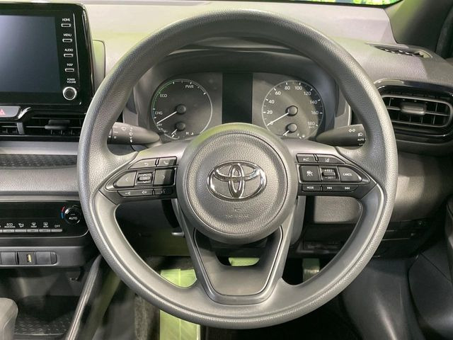 �C���e���A�ɍ��킹���f�U�C���̃X�e�A�����O�́A�^�]�������̂��Ƃ��l���A�^�]���₷���`��A�傫���ł��B�����x�A���ۂɐG���Ă��m���߂��������B