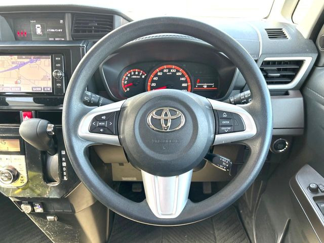�C���e���A�ɍ��킹���f�U�C���̃X�e�A�����O�́A�^�]�������̂��Ƃ��l���A�^�]���₷���`��A�傫���ł��B�����x�A���ۂɐG���Ă��m���߂��������B