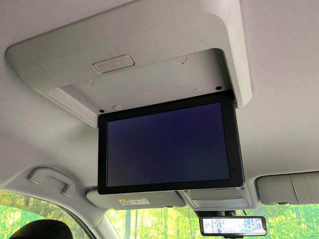 【後席モニター】家族や友人とお出かけする機会が多い方に大人気の後席モニターを装備!見やすい位置に画面がありテレビやDVDの視聴も快適!友達もお子様も、後席にしか乗らなくなるかも??