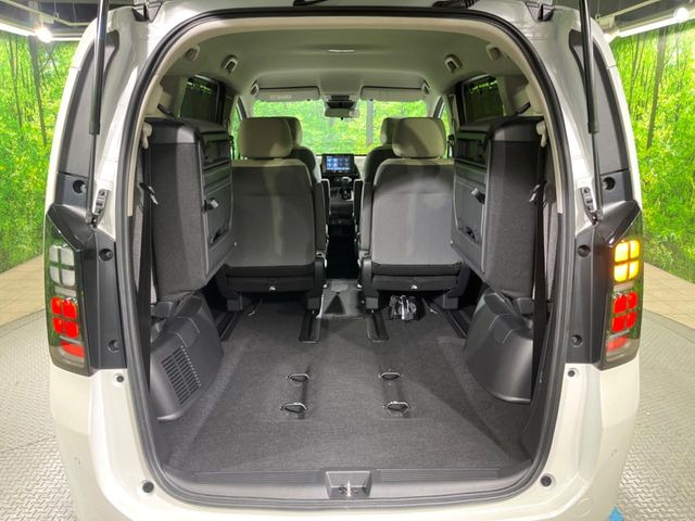 積み下ろしのしやすいデッキにはたっぷりと荷物を積み込んでいただけます。遊びから仕事まで、様々なシーンで頼れます♪