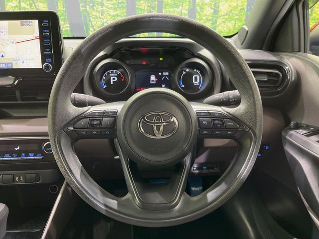 �C���e���A�ɍ��킹���f�U�C���̃X�e�A�����O�́A�^�]�������̂��Ƃ��l���A�^�]���₷���`��A�傫���ł��B�����x�A���ۂɐG���Ă��m���߂��������B