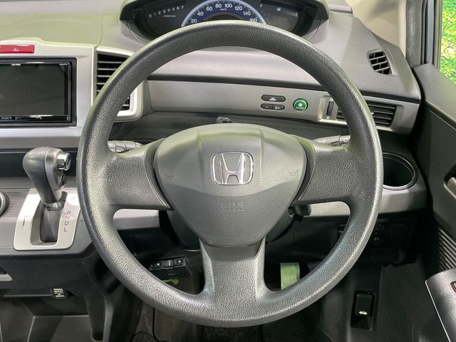 �C���e���A�ɍ��킹���f�U�C���̃X�e�A�����O�́A�^�]�������̂��Ƃ��l���A�^�]���₷���`��A�傫���ł��B�����x�A���ۂɐG���Ă��m���߂��������B