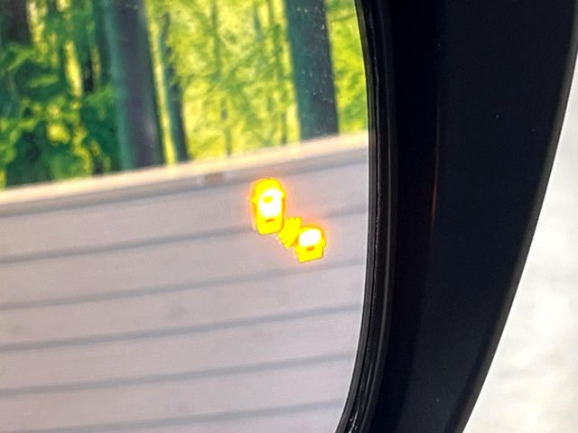 【後方車輛検知】走行中、ドアミラーの死角になりやすい箇所に後続車が接近するとサイドミラー付近に警告を表示、ドライバーに注意喚起をしてくれます。