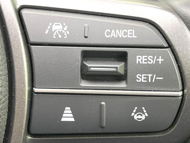 【アダプティブクルーズコントロール】高速道路での長距離走行が楽に!!自動で速度を保つクルーズコントロールが、衝突軽減システムと連携し、前方の車両を感知して車間を保つように速度調節してくれます!!