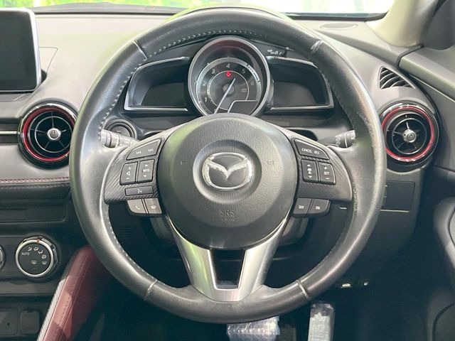 �C���e���A�ɍ��킹���f�U�C���̃X�e�A�����O�́A�^�]�������̂��Ƃ��l���A�^�]���₷���`��A�傫���ł��B�����x�A���ۂɐG���Ă��m���߂��������B