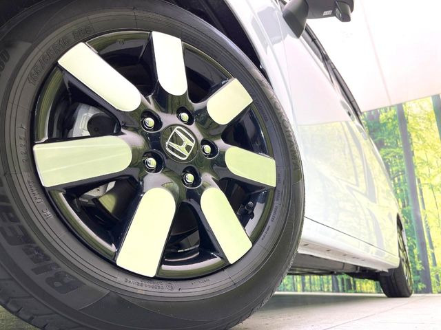【純正15インチアルミホイール】外観にマッチした純正アルミホイールを装着しております。各種社外アルミホイールや、スタッドレスタイヤも取扱いしております。是非ご相談ください♪