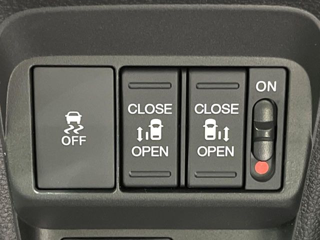 【両側パワースライドドア】スマートキーや運転席のスイッチで後席両側スライドドアの開閉が可能♪電動だから力を入れてドアを開ける必要が無く、小さなお子様でも簡単に開け閉めでき快適です♪