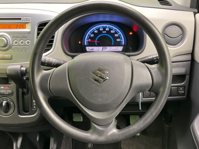 �C���e���A�ɍ��킹���f�U�C���̃X�e�A�����O�́A�^�]�������̂��Ƃ��l���A�^�]���₷���`��A�傫���ł��B�����x�A���ۂɐG���Ă��m���߂��������B